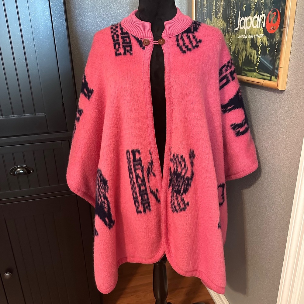 Leo Graphic Knit Poncho Women 2X Pink Blue Button Cape Boho Cozy Whimsical